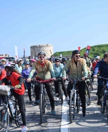 Çanakkale’de bin 50 bisikletli şehitlere saygı için pedal çevirdi
