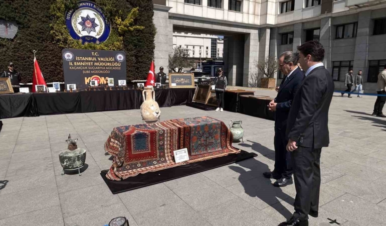 İstanbul’da tarihi eser operasyonu: Yesarizade Kazasker Mustafa İzzet Efendi’nin yaptığı tablo da ele geçirildi