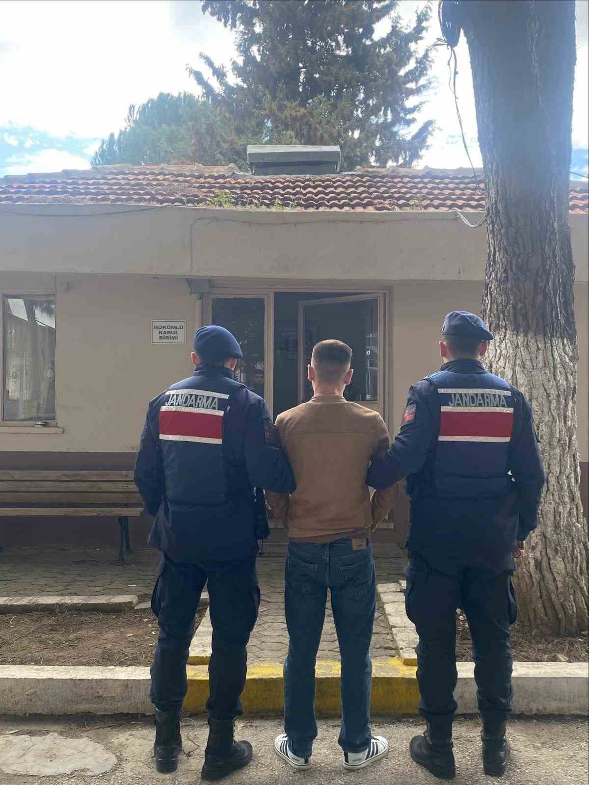 Çanakkale’de farklı suçlardan aranan 15 kişi tutuklandı