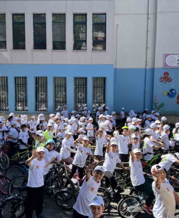 Zeytinburnu’nda "Mektepten Meclise Pedal" bisiklet turu renkli görüntülere sahne oldu