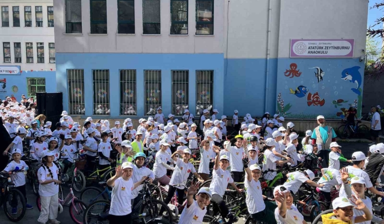 Zeytinburnu’nda "Mektepten Meclise Pedal" bisiklet turu renkli görüntülere sahne oldu
