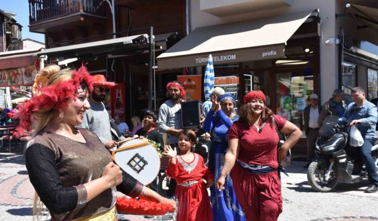 Edirne’de turistler romanların kakava davetine ortak oldu