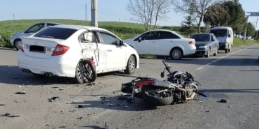 Motosiklet otomobile ok gibi saplandı