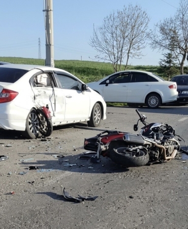 Motosiklet otomobile ok gibi saplandı