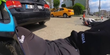 Motosiklet otomobile çarptı... O anlar kask kamerasına yansıdı