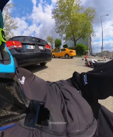 Motosiklet otomobile çarptı... O anlar kask kamerasına yansıdı