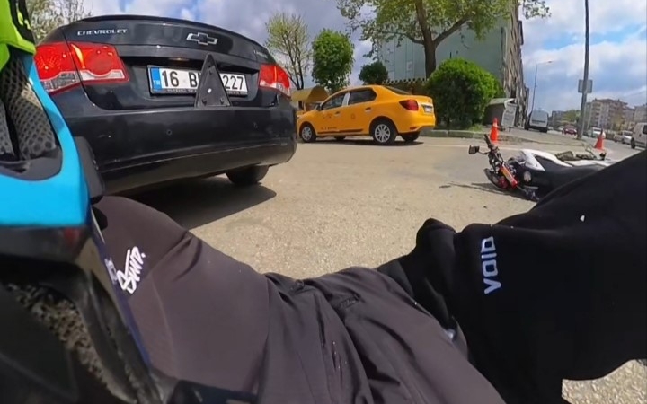Motosiklet otomobile çarptı... O anlar kask kamerasına yansıdı