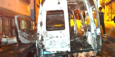 Fatih’te park halindeki otomobil alev aldı