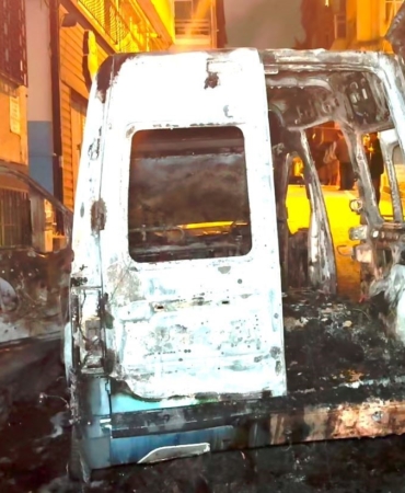 Fatih’te park halindeki otomobil alev aldı