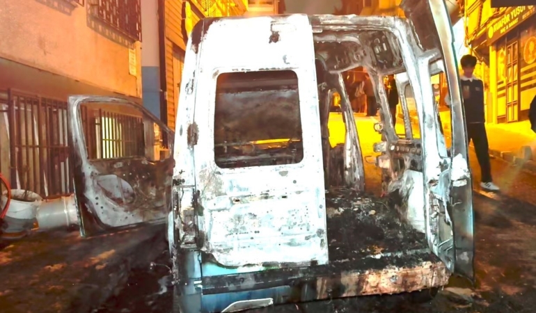 Fatih’te park halindeki otomobil alev aldı