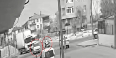 Otomobille çarpışarak, motosikletten fırladı: Yürekleri ağza getiren kaza kamerada