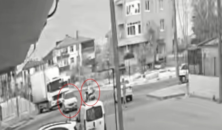 Otomobille çarpışarak, motosikletten fırladı: Yürekleri ağza getiren kaza kamerada