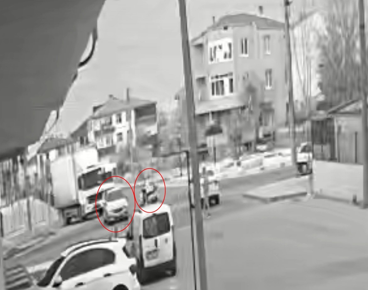 Otomobille çarpışarak, motosikletten fırladı: Yürekleri ağza getiren kaza kamerada