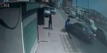 Çocuğunu tehdit ettiğini iddia ettiği motosikletliye otomobiliyle böyle çarptı