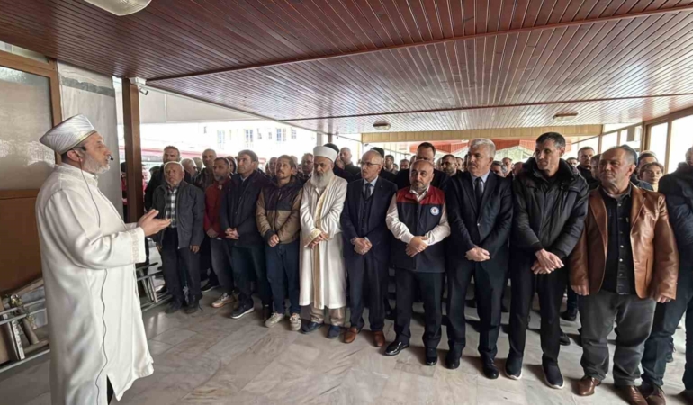 Okul saldırısında hayatını kaybedenler için gıyabi cenaze namazı kılındı