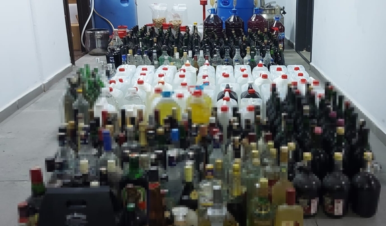 Ayvalık’ta kaçak içki ve uyuşturucudan 2 tutuklama