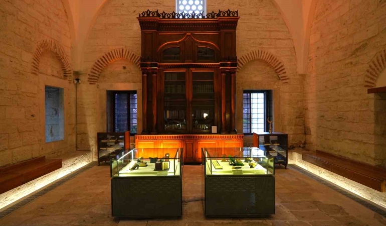 Sultan Abdülhamid Han’ın elleriyle yaptığı kitaplık Beyazıt Yazma Eser Kütüphanesi’nde 142 yıldır korunuyor