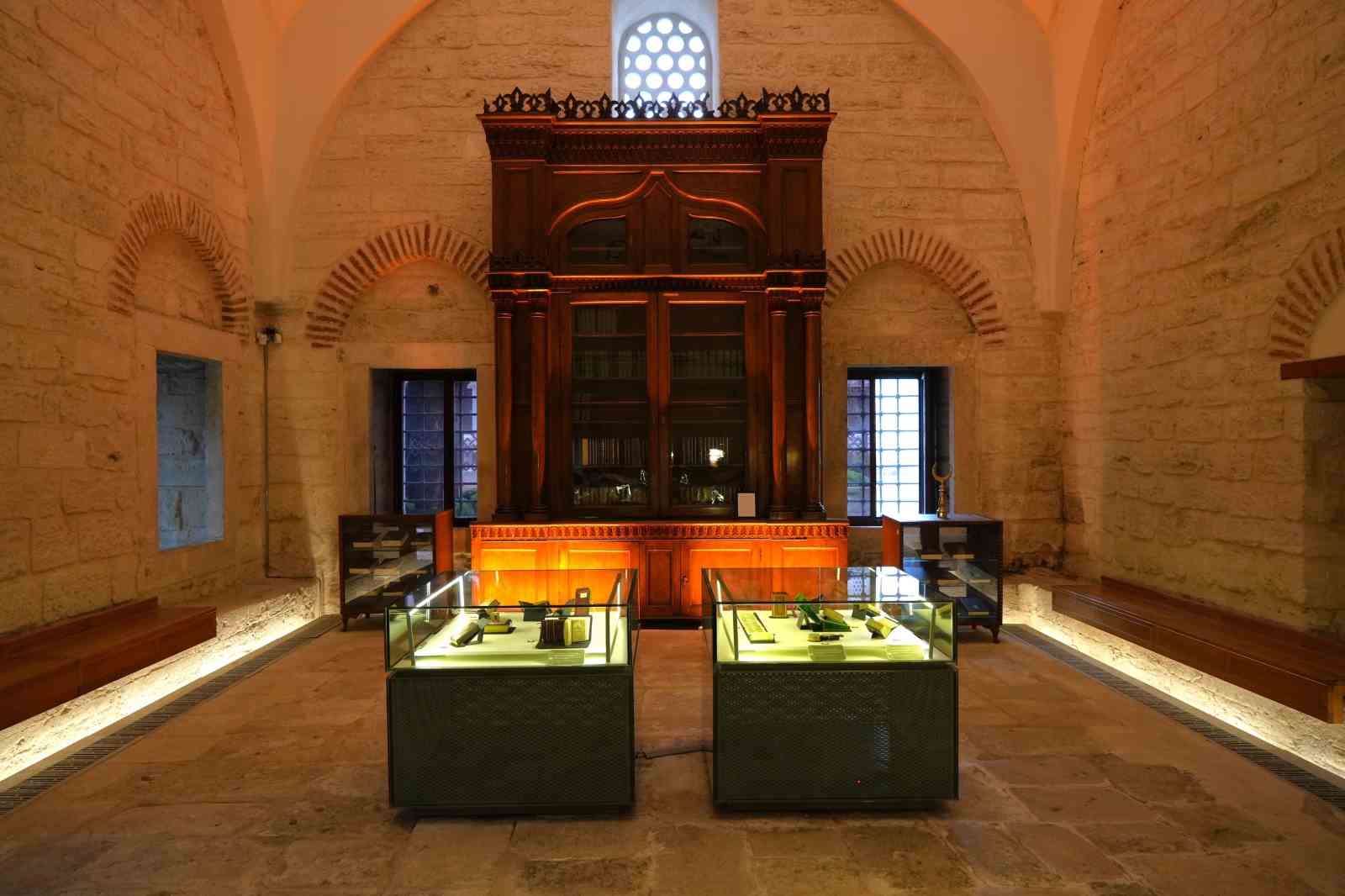 Sultan Abdülhamid Han’ın elleriyle yaptığı kitaplık Beyazıt Yazma Eser Kütüphanesi’nde 142 yıldır korunuyor