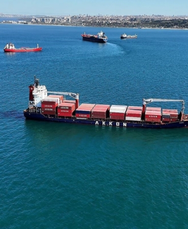 Yalılara metreler kala karaya oturan gemi havadan görüntülendi