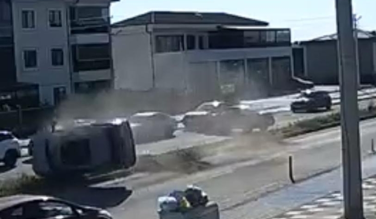 Tekirdağ’da 2’si çocuk 5 kişinin yaralandığı kaza kamerada: 25 metre boyunca taklalar attı