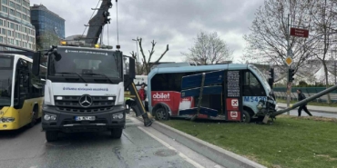 Beyoğlu’nda minibüs ile otomobil çarpıştı: 5 yaralı
