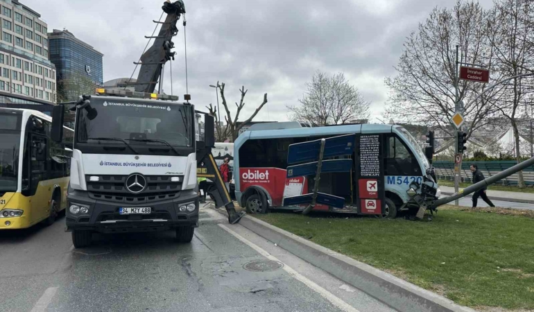 Beyoğlu’nda minibüs ile otomobil çarpıştı: 5 yaralı