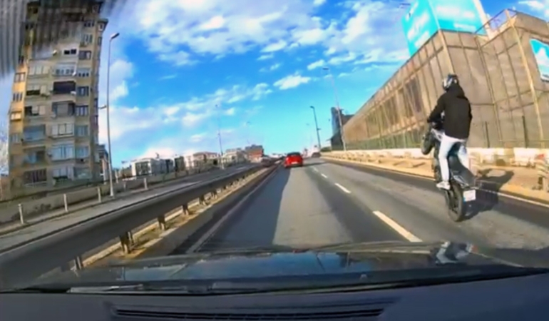 Pendik’te trafikte akrobatik hareket yapan motosiklet sürücüsüne 46 bin TL ceza