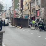 Kağıthane’de kamyon yan yattı