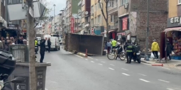 Kağıthane’de kamyon yan yattı