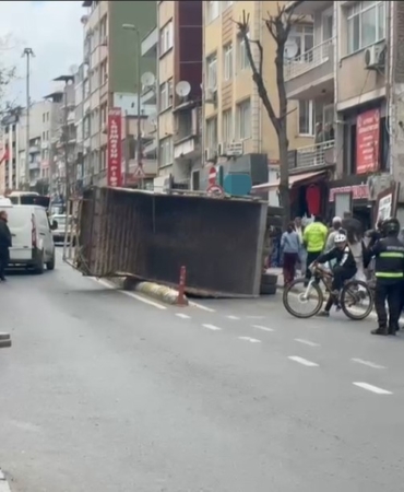 Kağıthane’de kamyon yan yattı