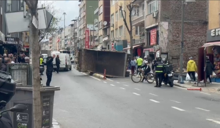 Kağıthane’de kamyon yan yattı