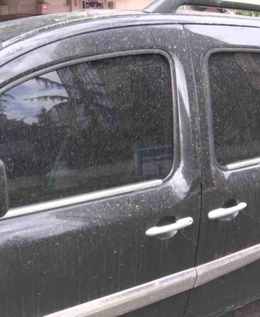 İstanbul’a çamur yağdı, araçlar çamurla kaplandı