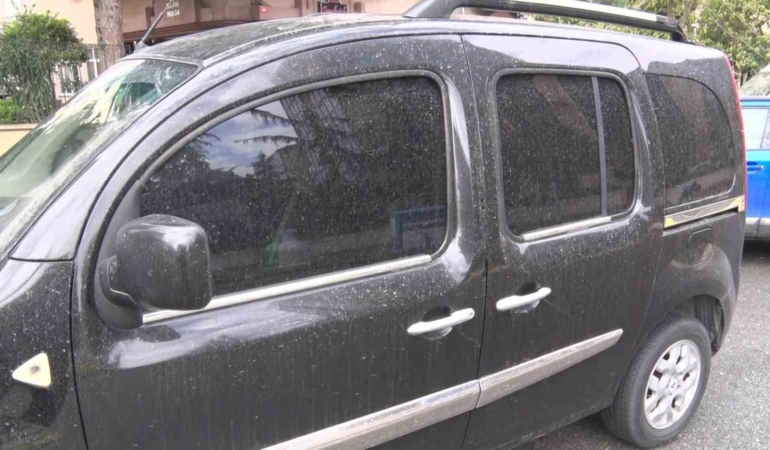 İstanbul’a çamur yağdı, araçlar çamurla kaplandı