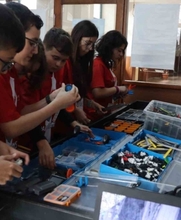 Yalovalı öğrenciler kısıtlı imkanlarla dünya devlerine meydan okuyor