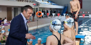Vali Sözer kapalı yüzme havuzunda sporcularla bir araya geldi