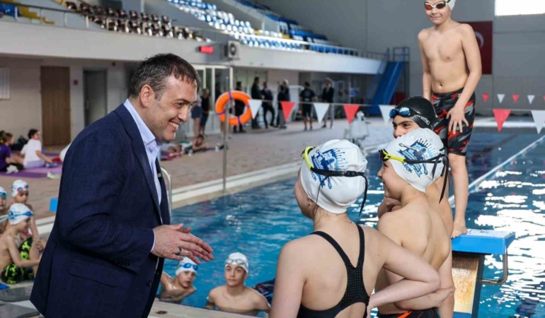 Vali Sözer kapalı yüzme havuzunda sporcularla bir araya geldi