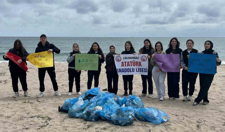 Kırklareli’nde çevreci öğrenciler sahilde temizlik yaptı