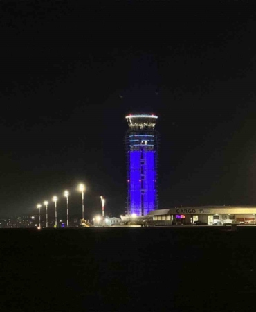 Otizm Farkındalık Günü’nde Sabiha Gökçen Havalimanı kulesi maviye büründü