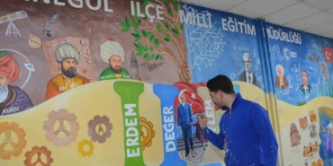 Engelli öğretmen hayal gücünü kullandı, Türkiye Yüzyılı Maarif Modeli müfredatını duvara resmetti