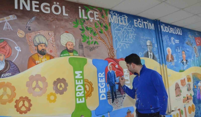 Engelli öğretmen hayal gücünü kullandı, Türkiye Yüzyılı Maarif Modeli müfredatını duvara resmetti