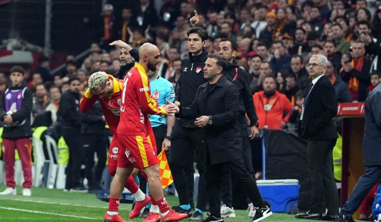 Günay Güvenç ve Ahmed Kutucu ıslıklandı