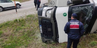 İnegöl’de su yüklü tır yamaca devrildi: 1 yaralı