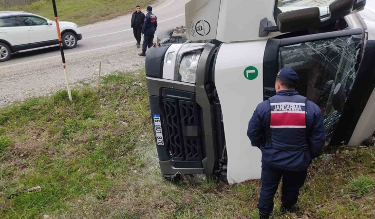 İnegöl’de su yüklü tır yamaca devrildi: 1 yaralı