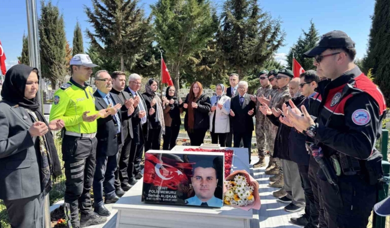 Şehit polis memurları dualarla anıldı