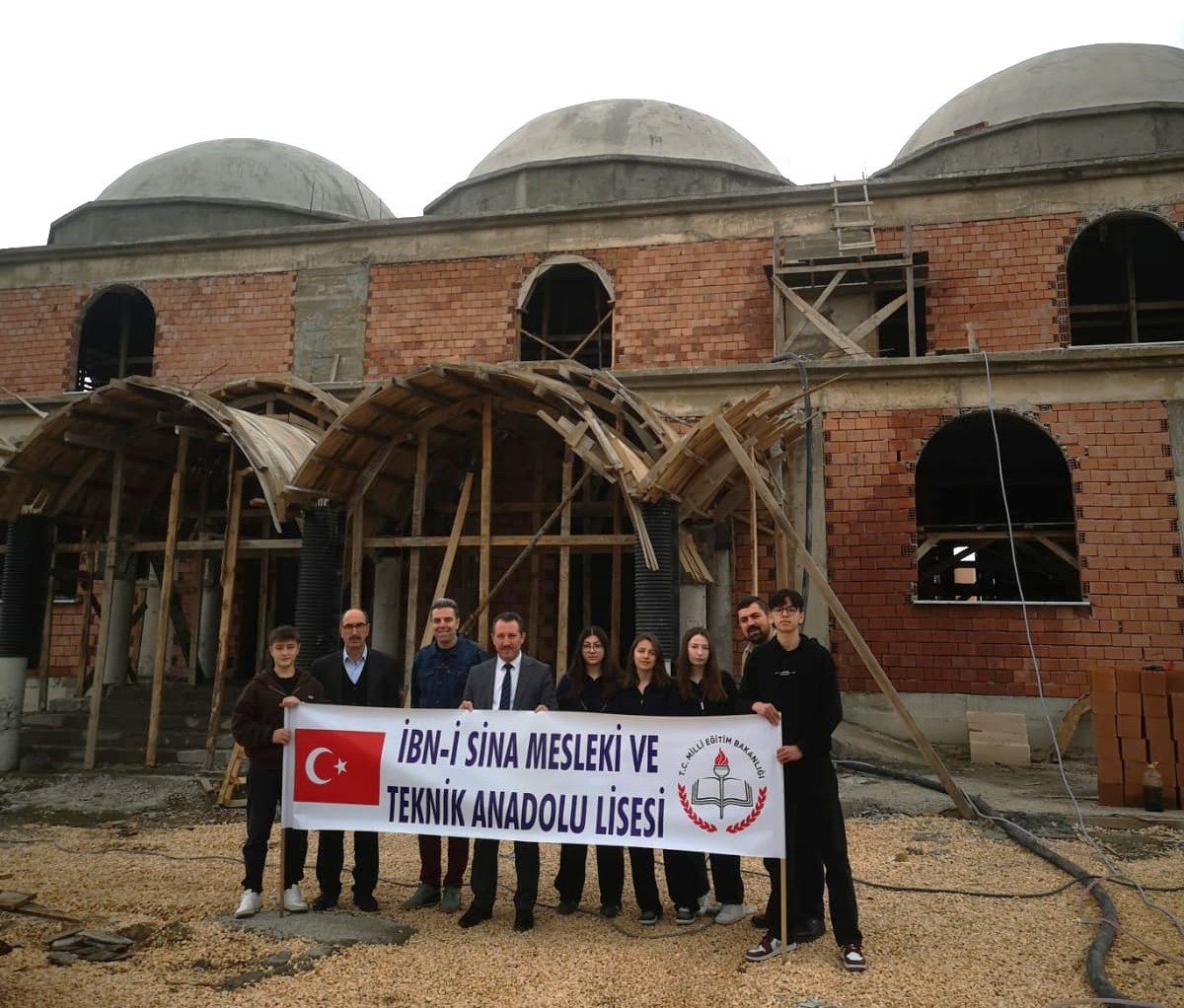 Bilecik’te öğrenciler harçlıklarını Kuba Camii inşaatına bağışladı