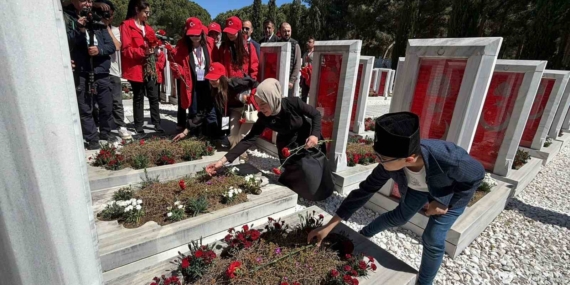 Gençlik ve Spor Bakan Yardımcısı Gürsoy: "Biz o ruhu diri tuttuğumuz sürece ne bayrak iner ne bu millet geri adım atar"