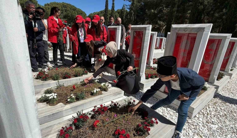 Gençlik ve Spor Bakan Yardımcısı Gürsoy: "Biz o ruhu diri tuttuğumuz sürece ne bayrak iner ne bu millet geri adım atar"