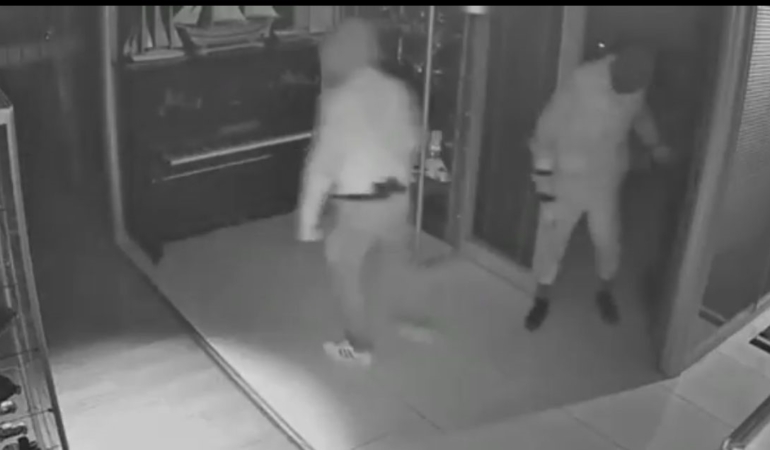 Maskeli beşler girdikleri işletmelerde çelik kasaları böyle patlattı...