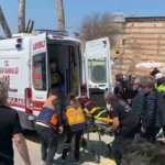 Kocası gaza basınca eşi aracın altında kaldı