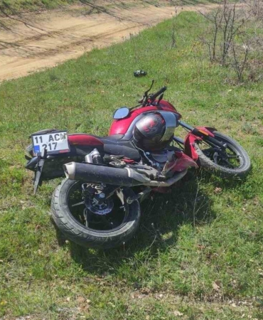 Motosiklet trafik tabelasına çarptı: 1 yaralı